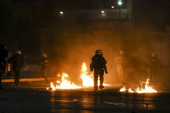 Εμπόλεμη ζώνη τα Εξάρχεια: Τεράστιες καταστροφές, καμμένα οχήματα, τρεις τραυματίες και 13 συλλήψεις (βίντεο)